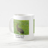 Snowshoe hare adores dandelions koffiemok (Voorkant links)