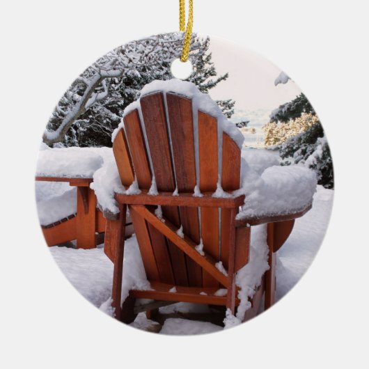 Snowy Adirondack Chairs in Winter Foto Keramisch Ornament (Voorkant)