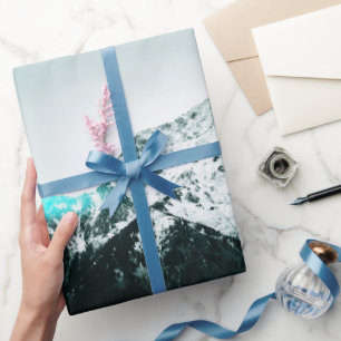 Snowy berg mysterieus blauw neonlicht cadeaupapier