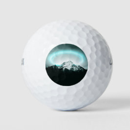 Snowy berg mysterieus blauw neonlicht golfballen