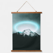 Snowy berg mysterieus blauw neonlicht hangend wandkleed (Voorkant)
