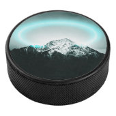 Snowy berg mysterieus blauw neonlicht hockey puck (3/4)