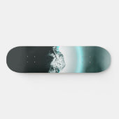 Snowy berg mysterieus blauw neonlicht persoonlijk skateboard (Horizontaal)