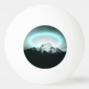 Snowy berg mysterieus blauw neonlicht pingpongbal