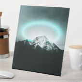 Snowy berg mysterieus blauw neonlicht reclamebord met voetstuk (Insitu)