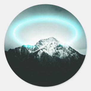 Snowy berg mysterieus blauw neonlicht ronde sticker