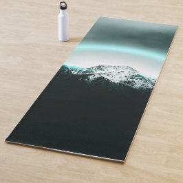 Snowy berg mysterieus blauw neonlicht yogamat
