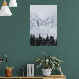 Snowy-bergen en sparsaus-bos poster