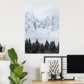 Snowy-bergen en sparsaus-bos poster (Thuiskantoor)