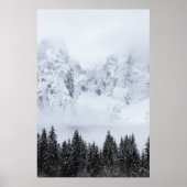 Snowy-bergen en sparsaus-bos poster (Voorkant)