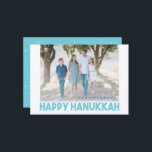 Snowy Blue Happy Hanukkah-fotokaart Feestdagenkaart<br><div class="desc">Pop op uw eigen foto en voeg uw namen en voorspel toe - u bent klaar. Zo makkelijk! In geen enkel geval hebt u uw eigen douanekaart om vrienden en familie te sturen!</div>