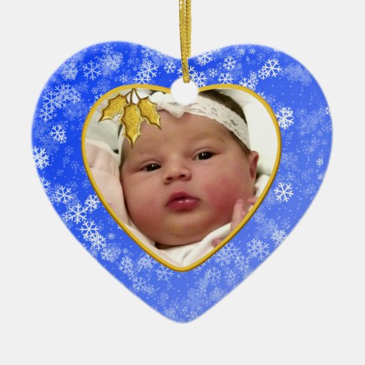 Snowy Blue Heart Baby's eerste Kerstmis Keramisch Ornament (Voorkant)