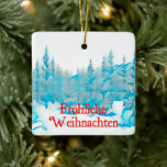 Snowy Blue Trees - Fröhliche Weihnachten Keramisch Ornament<br><div class="desc">Een gestileerd blauw monotone afbeelding van naaldbomen, bedekt met sneeuw. Ook de Duitse tekst "Fröhliche Weihnachten" (Vrolijk kerstfeest) staat in het rood. Voeg je eigen aanvullende tekst aan de achterkant toe.</div>