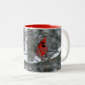 Snowy Cardinal Perching Tweekleurige Koffiemok (Voorkant rechts)