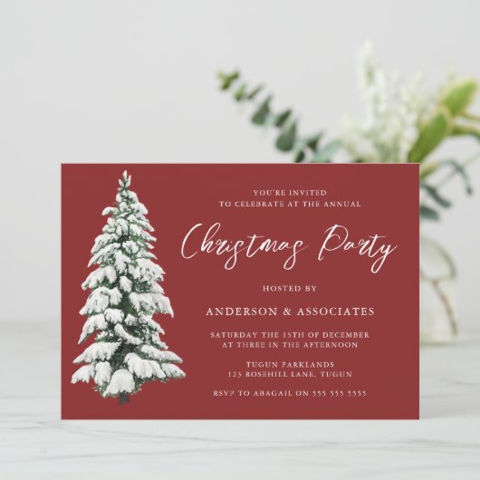 Snowy Christmas Tree Bourgogne Red Christmas Party Kaart (Staand voorkant)