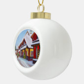 Snowy City straat met Kerstmis Keramische Bal Ornament (Rechts)