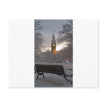 Snowy Clock Tower met bank