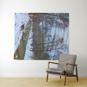 Snowy Creek Forest Mountain Winter Scene Backdrop Wandkleed (In Situ (horizontaal))