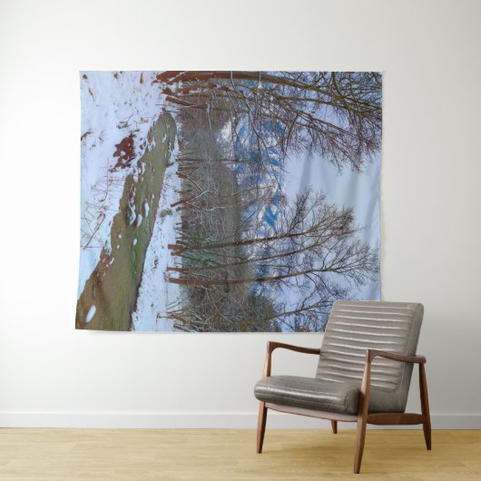 Snowy Creek Forest Mountain Winter Scene Backdrop Wandkleed (In Situ (horizontaal))