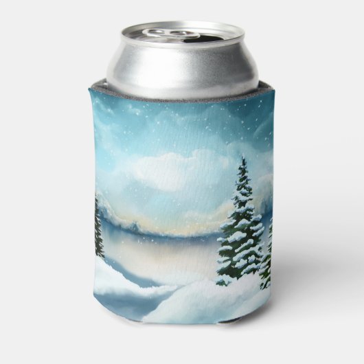 Snowy dennenbomen in de buurt van een meer blikjeskoeler (Blikje Achterkant)