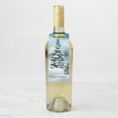 Snowy dennenbomen in de buurt van een meer flessenhanger (Op fles)