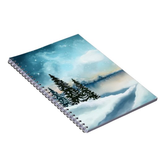 Snowy dennenbomen in de buurt van een meer notitieboek (Rechterzijde)