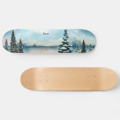 Snowy dennenbomen in de buurt van een meer persoonlijk skateboard (Horizontaal)