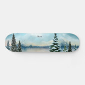 Snowy dennenbomen in de buurt van een meer persoonlijk skateboard (Horizontaal)