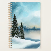 Snowy dennenbomen in de buurt van een meer planner (Voorkant)