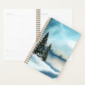 Snowy dennenbomen in de buurt van een meer planner (Display)