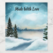 Snowy dennenbomen in de buurt van een meer wijn etiket (Enkel label)