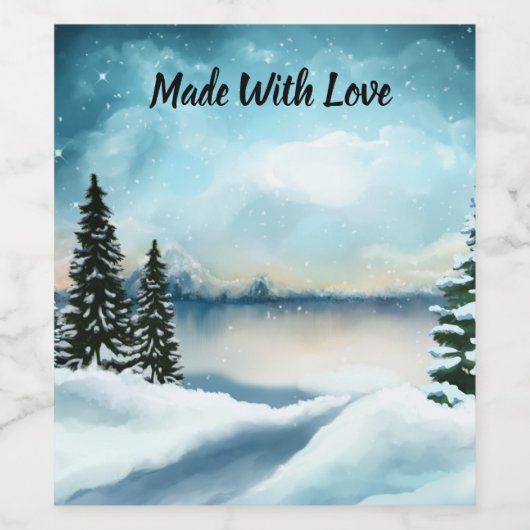 Snowy dennenbomen in de buurt van een meer wijn etiket (Enkel label)