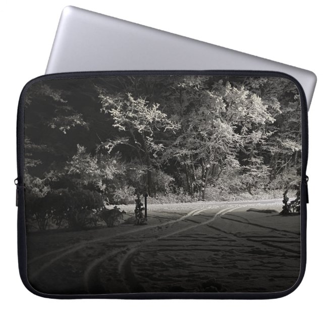 Snowy Forest at Night Laptop Sleeve (Voorkant)