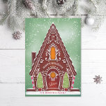 Snowy Gingerbrood House Green Non-Photo Feestdagenkaart<br><div class="desc">Originele illustratie van een sneeuwbroodhuis met koekjes en koninklijke ijsjes. De groet van Editable; voeg uw eigen bericht of foto aan de rug toe.</div>