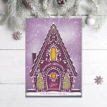 Snowy Gingerbrood House Paars Non-Photo Feestdagenkaart<br><div class="desc">Originele illustratie van een sneeuwbroodhuis met koekjes en koninklijke ijsjes. De groet van Editable; voeg uw eigen bericht of foto aan de rug toe.</div>
