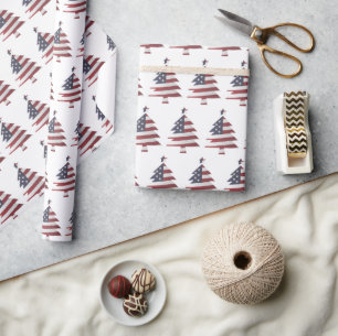 Snowy kerstboomaar en strips cadeaupapier
