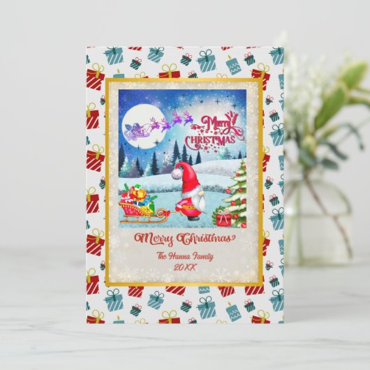 Snowy Kerstmis Gnome en Santa's slee geschenken Feestdagenkaart (Staand voorkant)