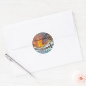 Snowy kerstscene-feestkaart ronde sticker (Envelop)