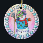 Snowy Lady Snowman Keramisch Ornament<br><div class="desc">Snowy Lady Snowman ornament van ArtMuvz Illustration. bijpassende sneeuwman kleding,  t-shirts,  oma geschenken. Kerst T-shirt,  kerstcadeaus en winterkleding. Om jouw naam toe te voegen of tekst toe te voegen. Pas dit sneeuwpop-ornament aan om het uniek van jou te maken of als een persoonlijk geschenk te geven</div>