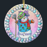 Snowy Lady Snowman ornamenten<br><div class="desc">Snowy Lady Snowman ornamenten van ArtMuvz Illustration. bijpassende sneeuwman kleding,  t-shirts,  oma geschenken. Kerst T-shirt,  kerstcadeaus en winterkleding. Om jouw naam toe te voegen of tekst toe te voegen. Pas dit sneeuwpop-ornament aan om het uniek van jou te maken of als een persoonlijk geschenk te geven</div>