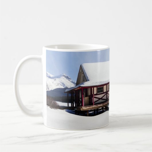 Snowy Maligne Lake Boat House Koffiemok (Links)