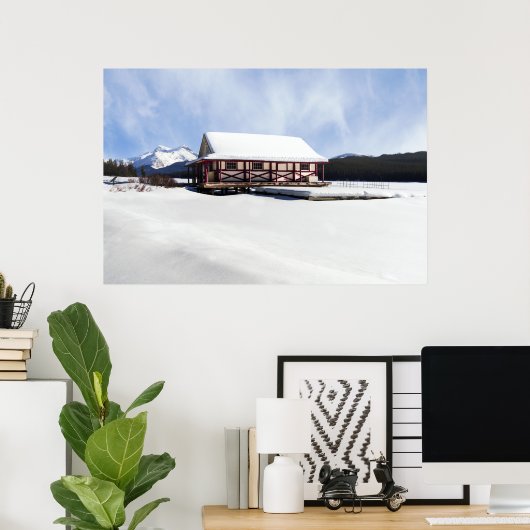 Snowy Maligne Lake Boat House Poster (Thuiskantoor)