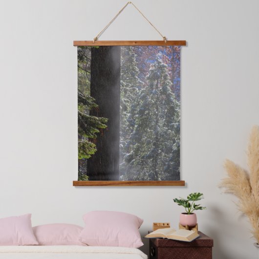 Snowy Mist in het bos Hangend Wandkleed (Slaapkamer)