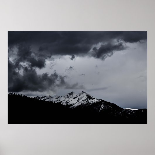 SNOWY MOUNTAY ONDER DRAMATISCHE KLEUREN POSTER (Voorkant)