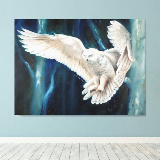 Snowy Nightfall - snowy owl die door berch vliegt Canvas Afdruk (Insitu (Houten vloer))