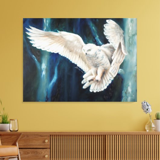 Snowy Nightfall - snowy owl die door berch vliegt Canvas Afdruk (Insitu (Woonkamer))