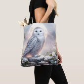 Snowy Owl in Moonlit Winter Garden Tote Bag (Dichtbij)