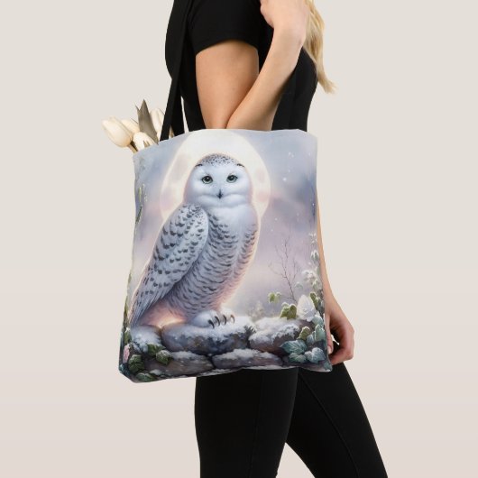 Snowy Owl in Moonlit Winter Garden Tote Bag (Dichtbij)