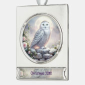 Snowy Owl in Moonlit Winter Garden Verzilverd Banner Ornament (Links)