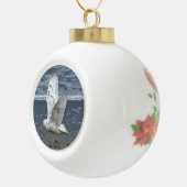 Snowy Owl on a Beach  Keramische Bal Ornament (Rechts)